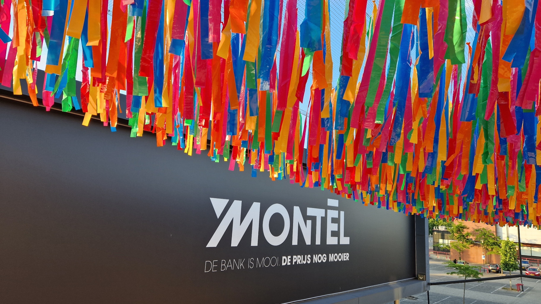 Sfeerbeeld Twinql sky art installatie voor retail & horeca